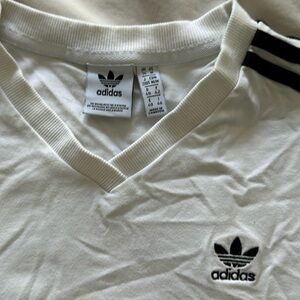 Cropped adidas white shirt